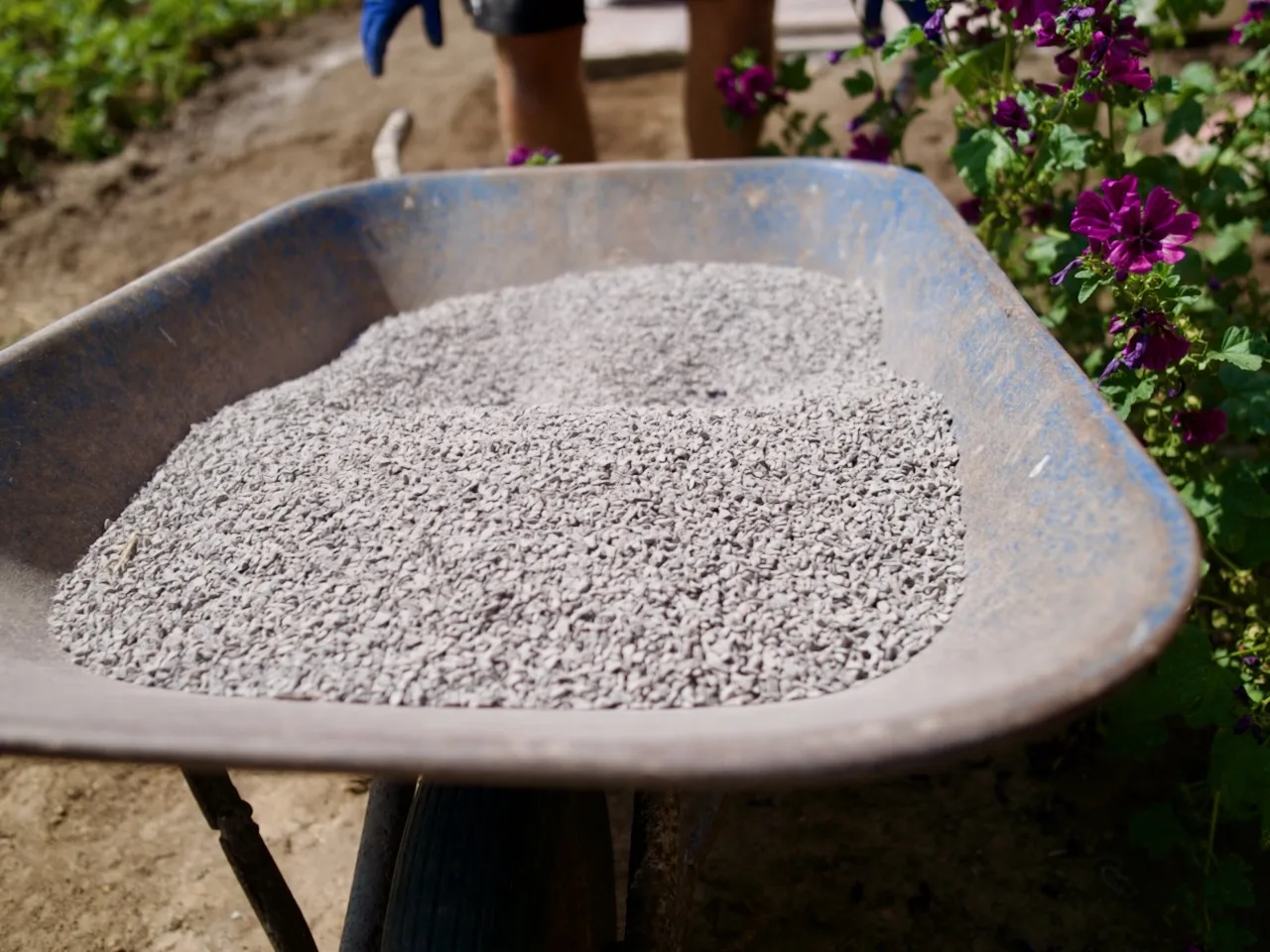 Bettungsmaterial in der Schubkarre auf der Baustelle