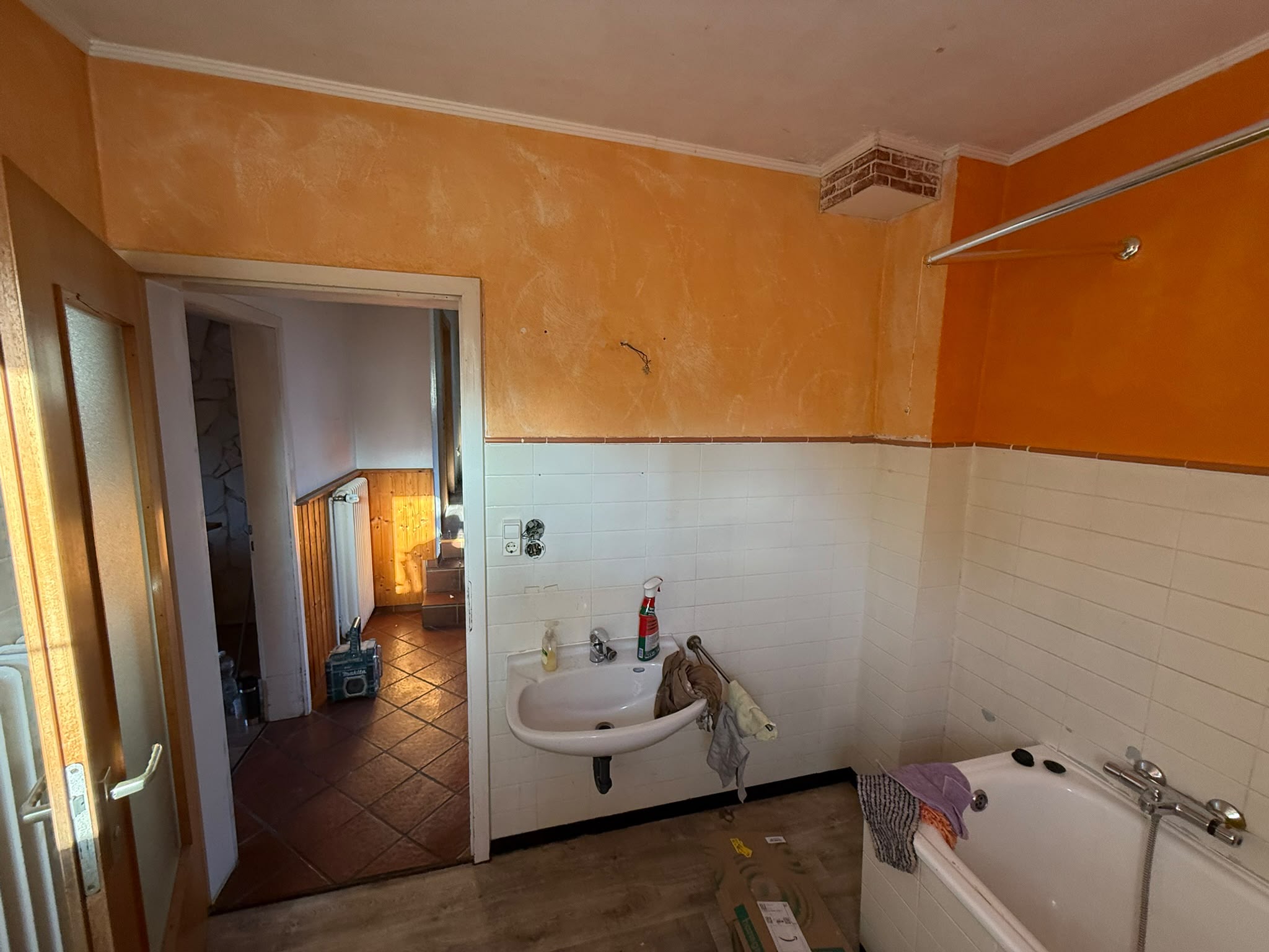 Badsanierung Lübbecke: Badezimmer vor der Sanierung mit Badewanne und älteren Wandfliesen